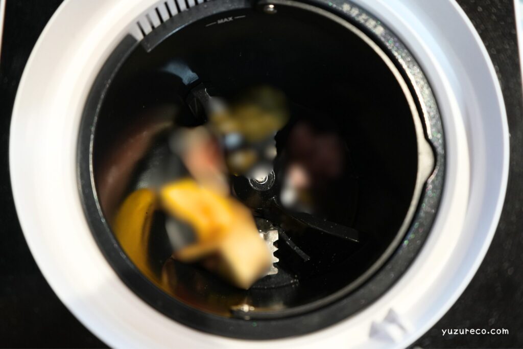 Natridyの生ごみ処理機に生ごみを入れた写真。