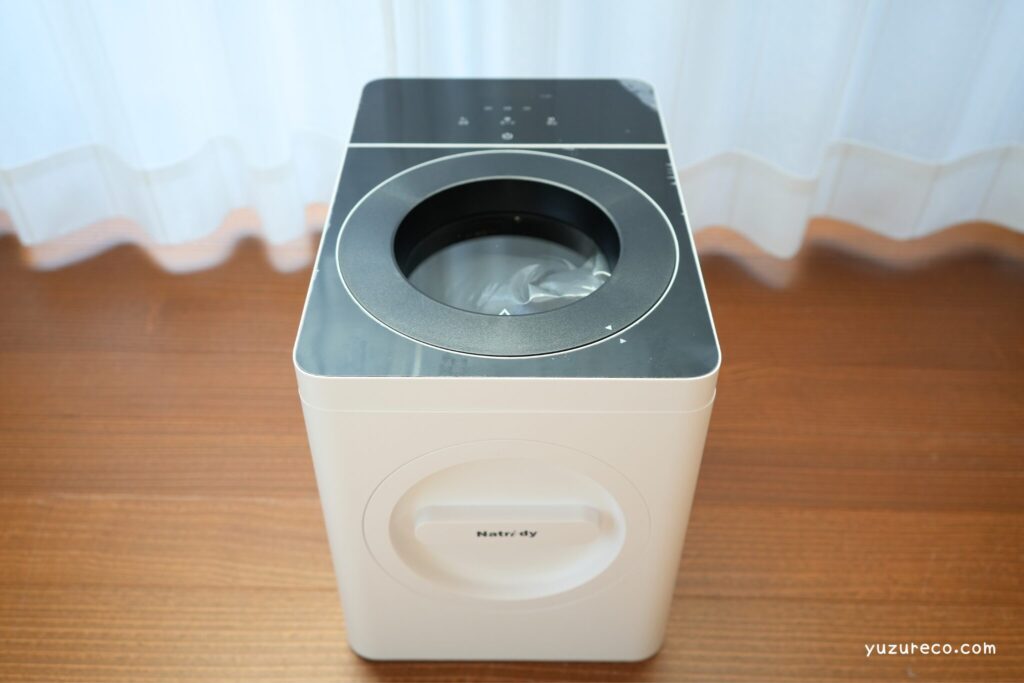 Natridy生ごみ処理機の見た目。上部が黒色、本体が白色で、シンプルでスタイリッシュ。
