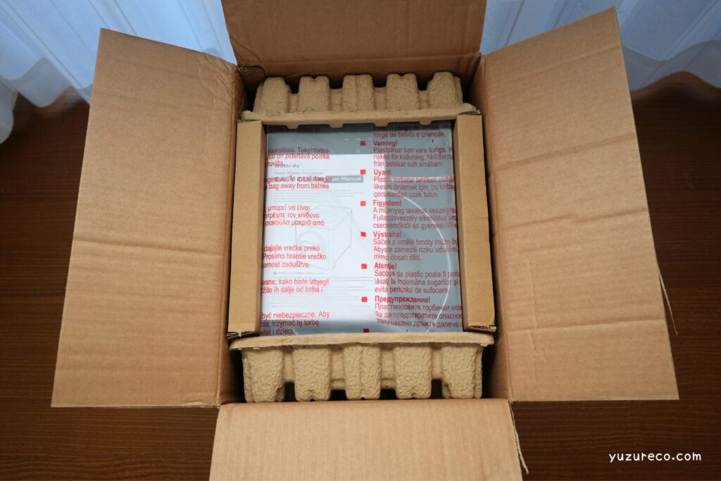 Natridy生ごみ処理機の段ボールの梱包を開けた時の写真。四方をしっかり固定されている。